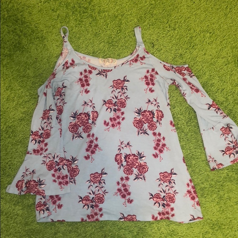 Off the shoulder adorable floral top! Size S